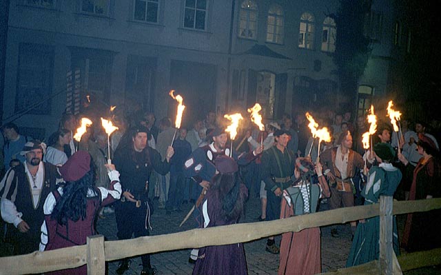 Fackeltanz auf der Straße