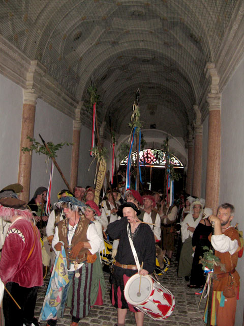 Einzug in den Schloßhof mit den Woaznbuam