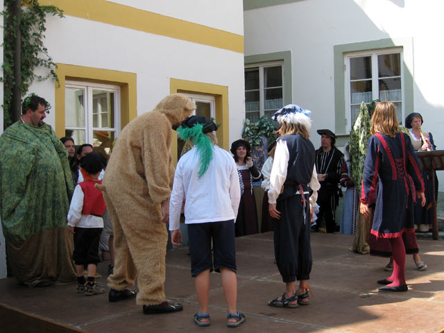 Die Kinder tanzen den Bärentanz